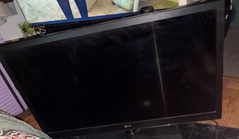 LG Flat Screen TV 32” - Good Working Condition