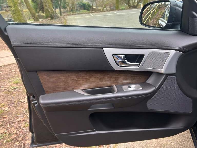 JAGUAR XF 3.0 d V6 240*LUXURY*ONLY73K-Xenons-Nav-BT&amp;Dab-LTHR**Stunning Example