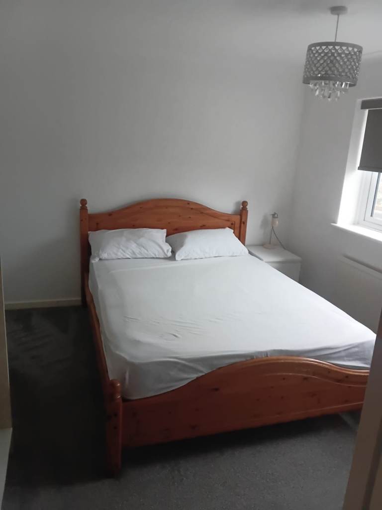 Large Double Room near Crawley Train Station