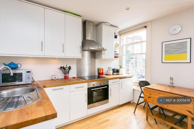 1 bedroom flat in Wavertree Road, London, SW2 (1 bed) (#3005678)