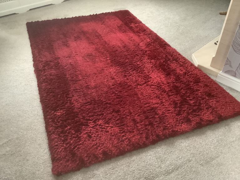 Red Shaggy Rug – Good Condition
