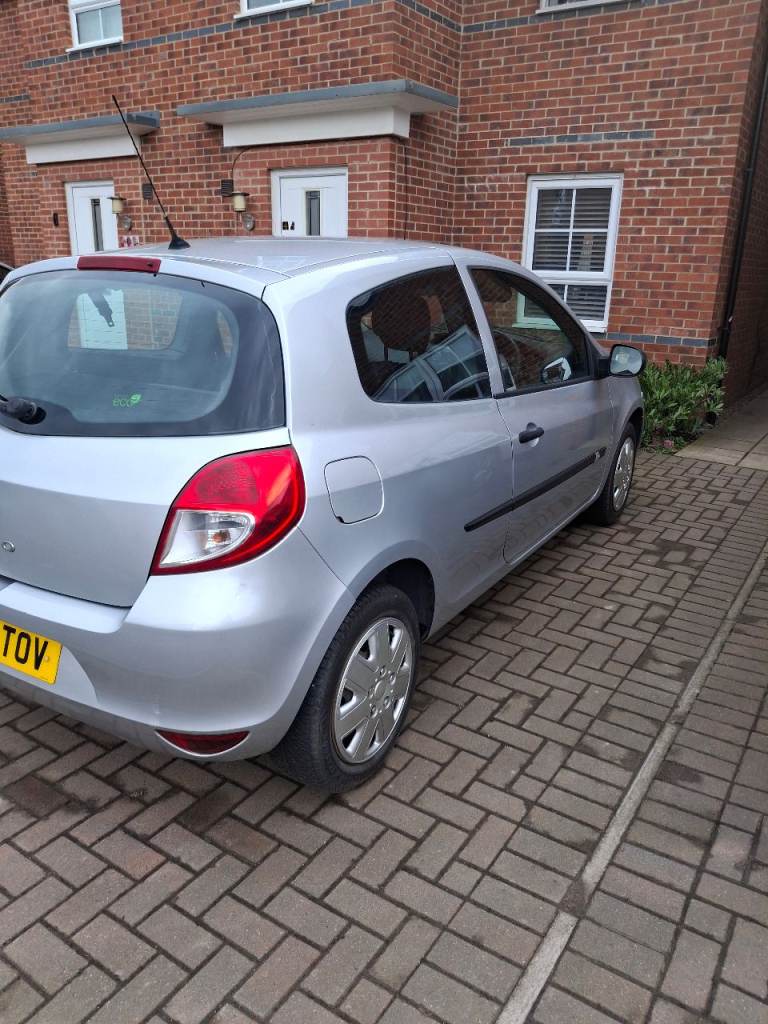 Clio on o9 full years m.o.t 