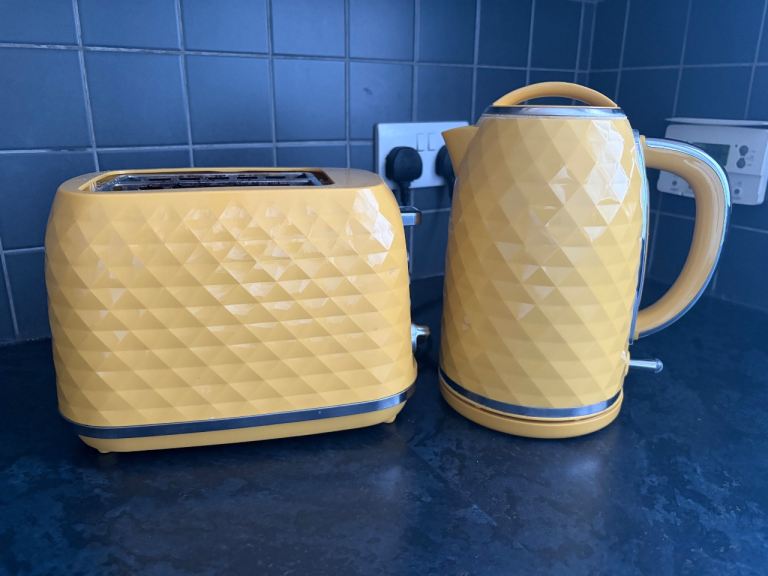 Yellow Kettle and Toaster Set – As Good As New