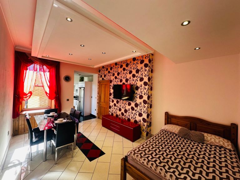 3 DOUBLE BEDROOM GROUND FLOOR MAIN DOOR ENTRANCE VICTORIAN PROPERTY