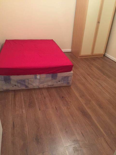 3 Bedroom  with bath n share kitchen  Bills  £2300