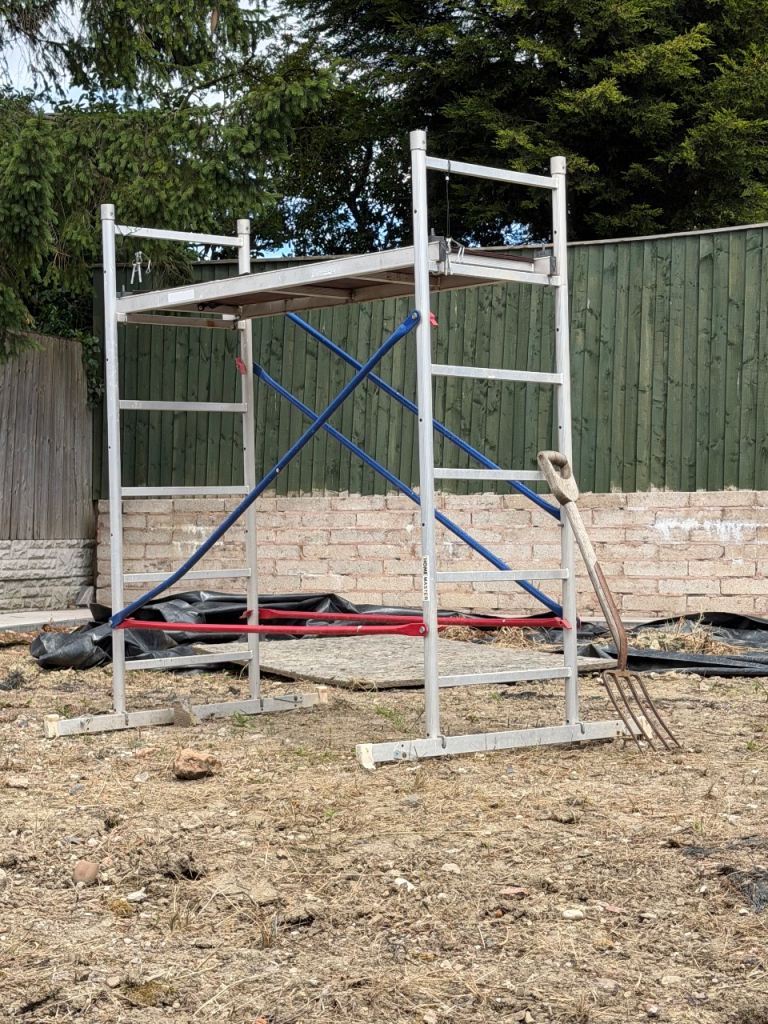 Home master - DIY  Indoor/outdoor scaffold tower - portable, aluminium, good condition 
