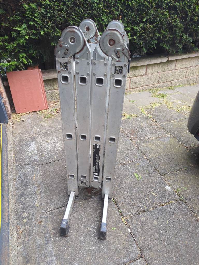 Aluminium folding ladders