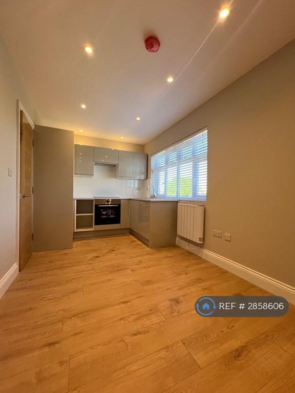 2 bedroom flat in High Road, London, N12 (2 bed) (#2858606)