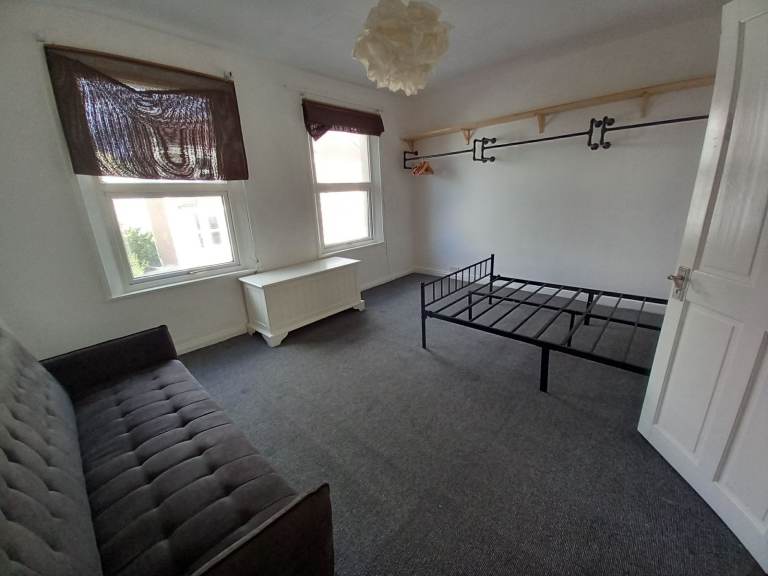 🏡 Spacious Part Furnished Rooms in Fantastic Central Bristol Location – Kitchen with Roof Terrace