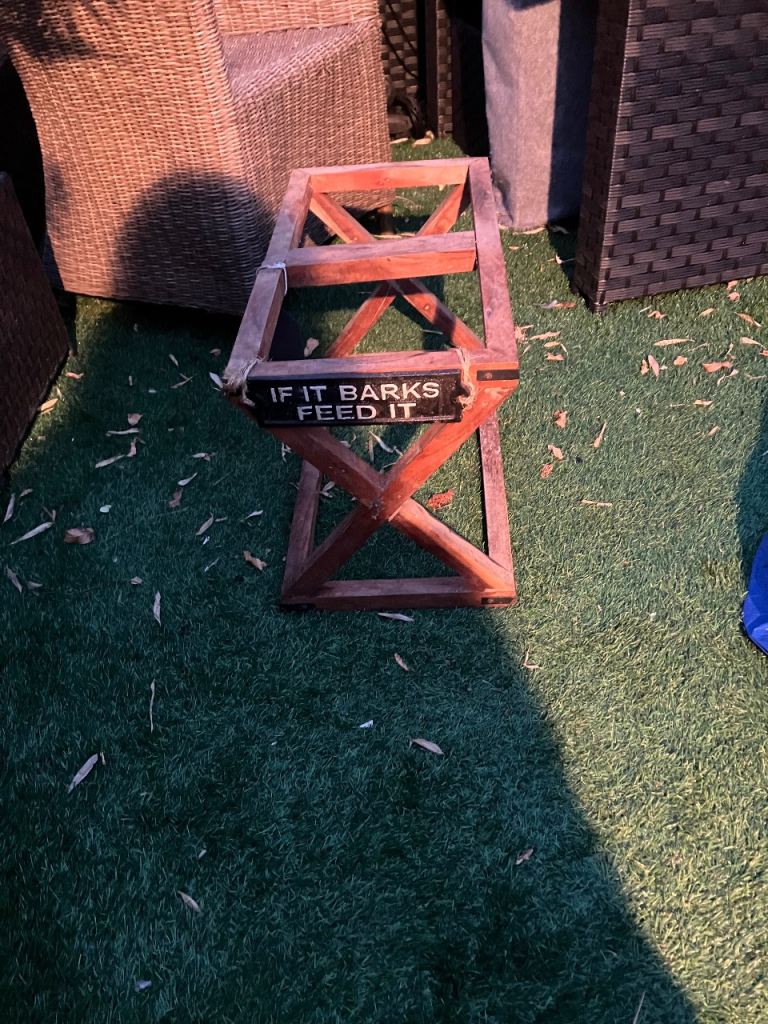 Dog feeding stand 