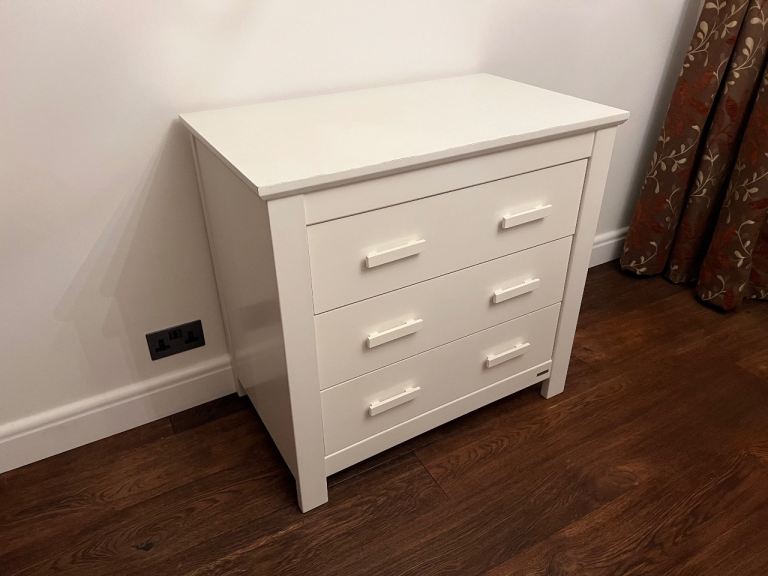 Cotbed, mattress and chest of drawers.