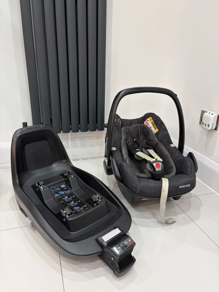 Maxi-Cosi 2way Isofix base and Pebble Plus Car Seat