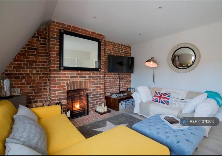 2 bedroom flat in Thomond House, Midhurst, GU29 (2 bed) (#2713618)