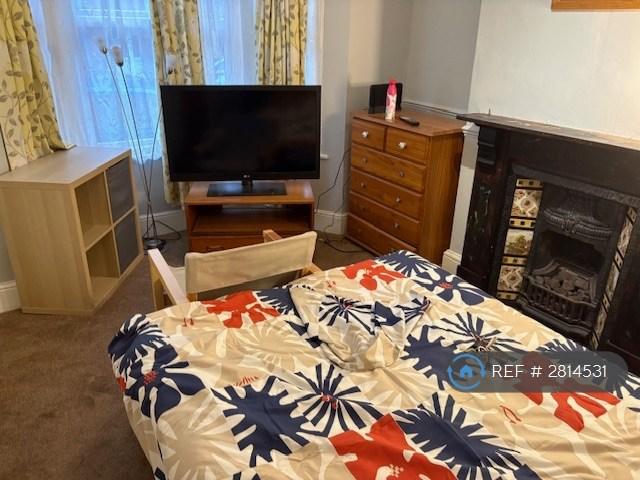 1 bedroom in Rochester St, Chatham, ME4 (#2814531)