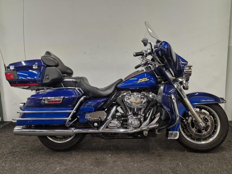 HARLEY DAVIDSON FLHTCU ELECTRAGLIDE ULTRA CLASSIC * RADIO - ENGINE BARS - SPOTS*