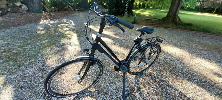 Gazelle Ultimate T30+ Premium Hybrid/Touring Bike (Size D57 - Low-Step) - Excellent Condition