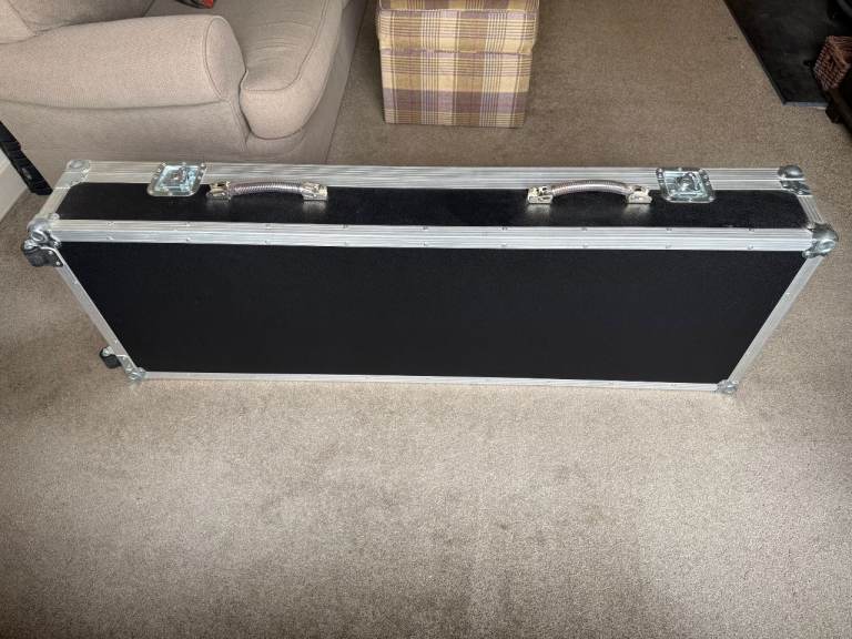 Swan keyboard flight case with wheels