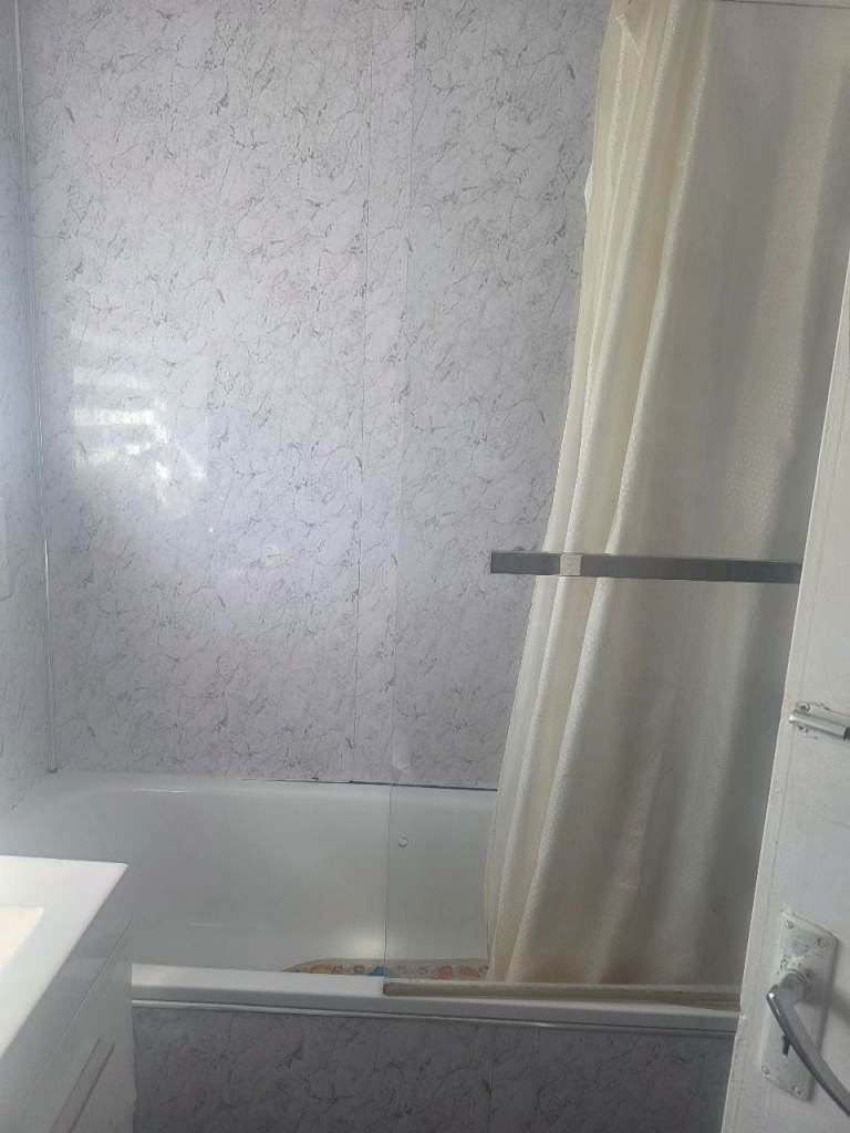 Box room and 2 double  bed room avaliable.