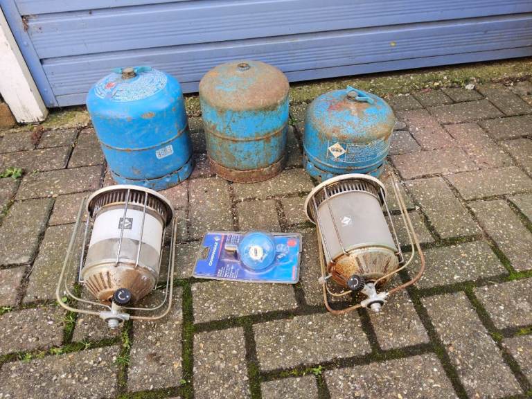 Camping gaz bottles, lamps and regulator 