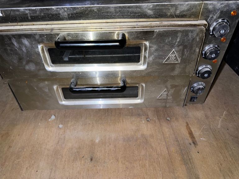 Commercial pizza oven 