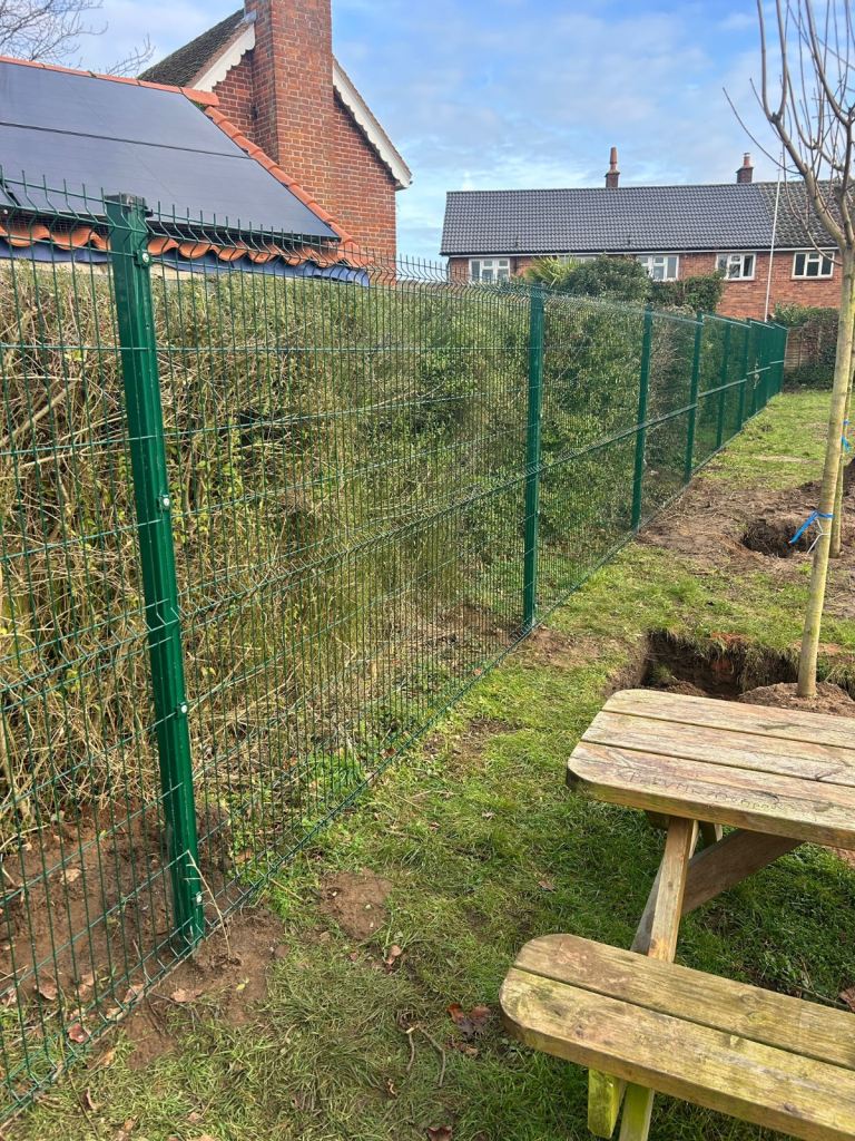 Heavy Duty V Mesh Fencing Panels – 1730mm & 1930mm – Green (6005) & Black (9005) – Complete Kits