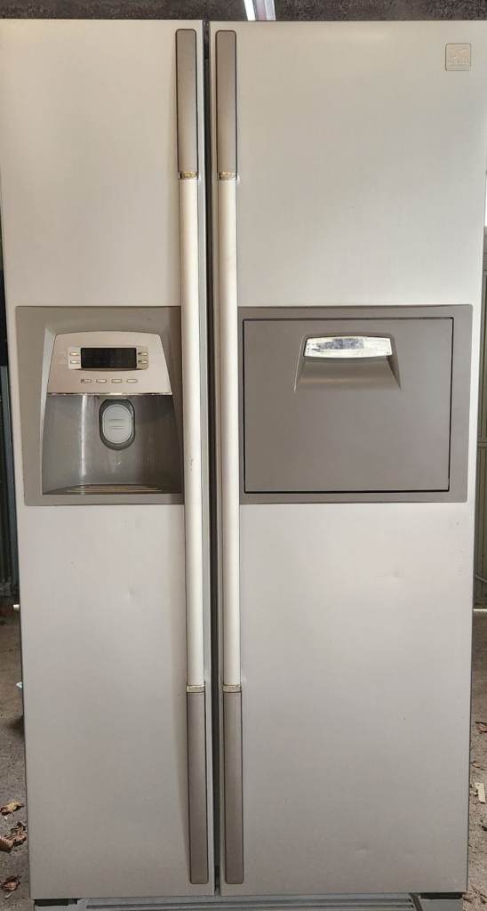 Daewoo American side-by-side fridge/freezer