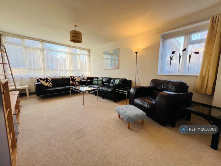 1 bedroom in Garden Royal, London, SW15 (#2656063)