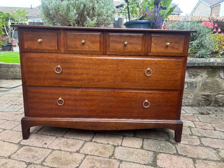 Stag minstrel 4 over 2 chest of drawers 