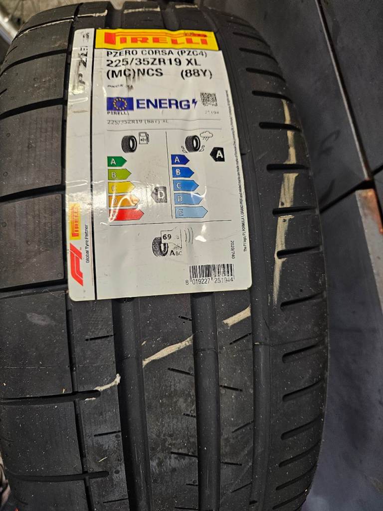 Pirelli Tyre P ZERO PZ4 225 35 19