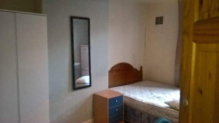 Large double rooms in shared house in Armely, at Whingate avenue. No deposit.