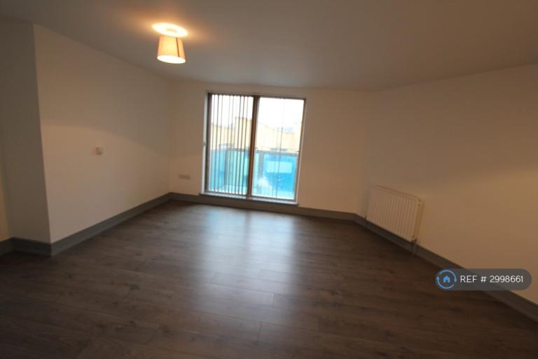 3 bedroom flat in West Green Road, London, N15 (3 bed) (#2998661)