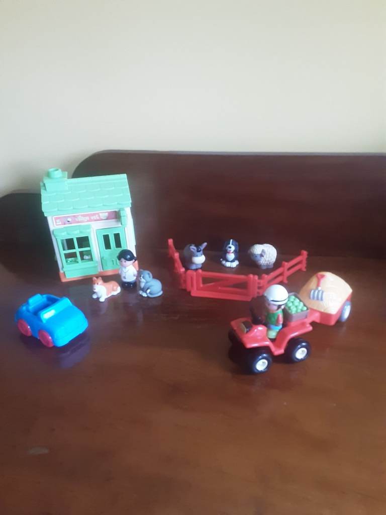 Early learning Centre happyland  Village  vets , 4x4 and trailer plus accessories 
