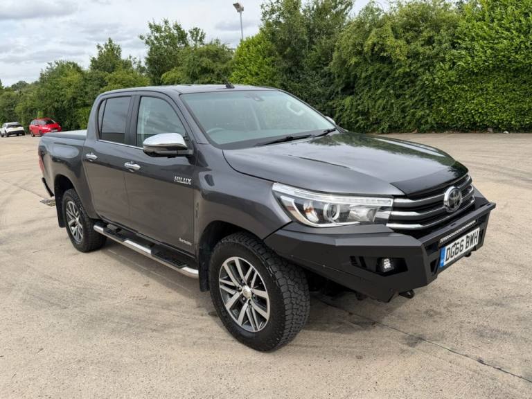 2016 Toyota Hilux 2.4 D-4D Invincible Pickup Double Cab 4dr Diesel Manual 4WD Euro 6 (TSS) (1 PIC...