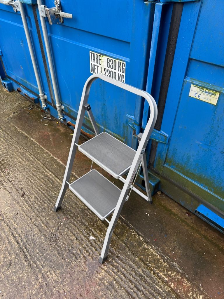 Step ladder 2 steps in total like new