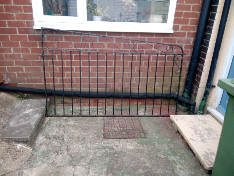 2 6ft driveway garden gates and 2ft side gate 