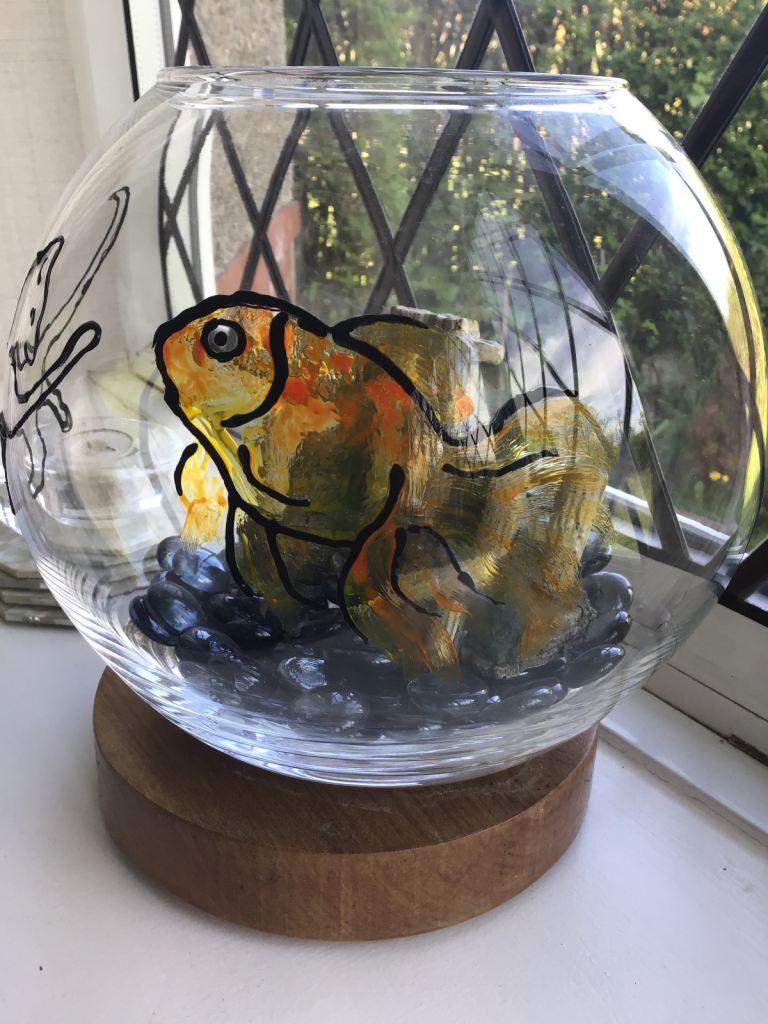 SMALL GOLDFISH BOWL ON STAND