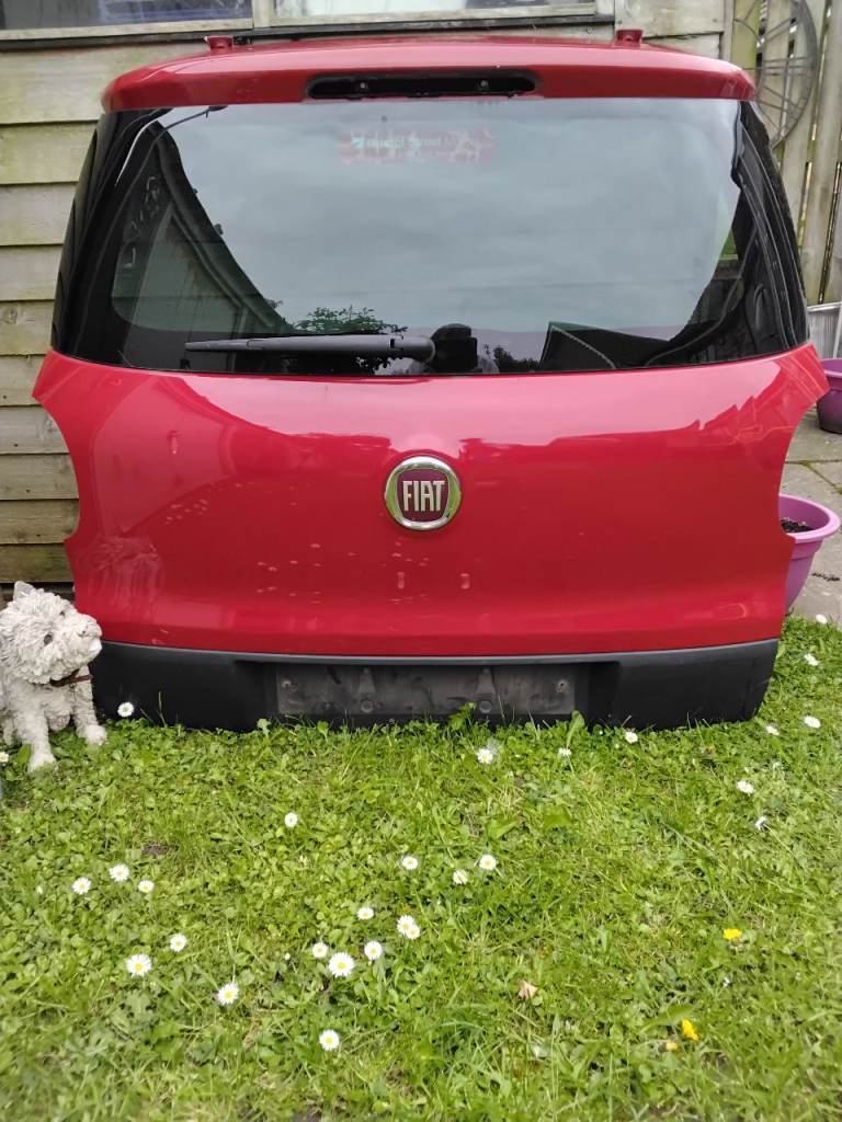Tailgate for Fiat 500L .