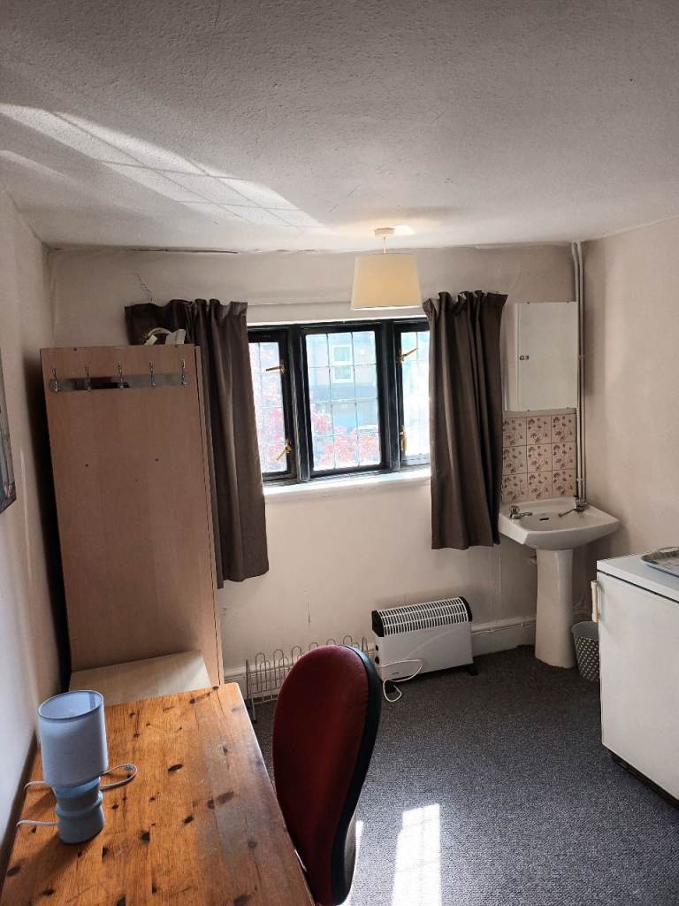 NICE SINGLE ROOM IN NORTHWOOD HILLS HA61BT, £140 PER WEEK FULLY INCLUSIVE. 