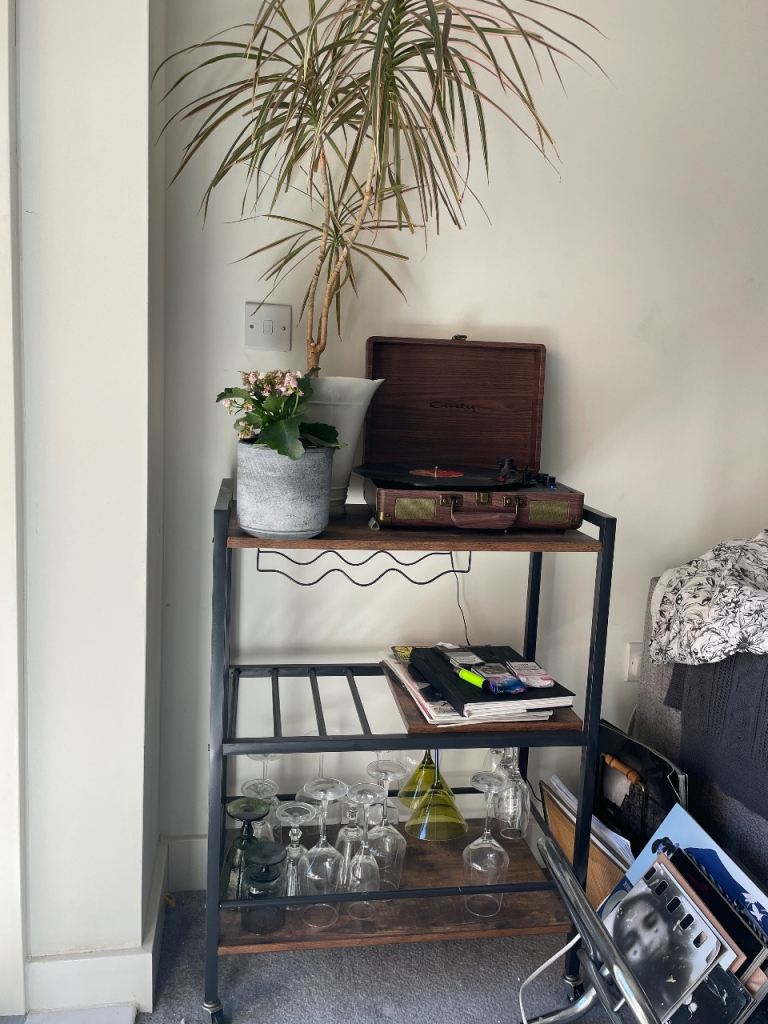 Mini bar/shelf unit