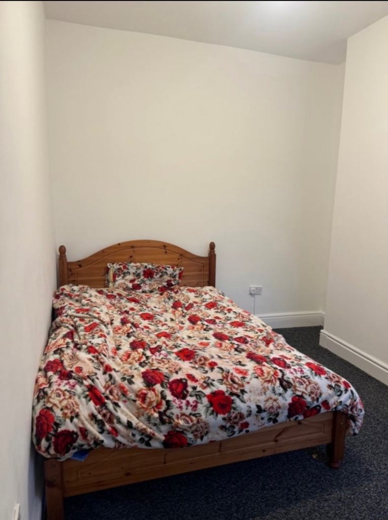 A furnished double bedroom is available in Salford 