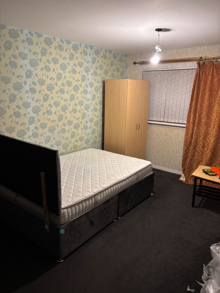 ROOM TO RENT