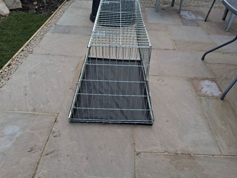 Sloping dog crate carrier