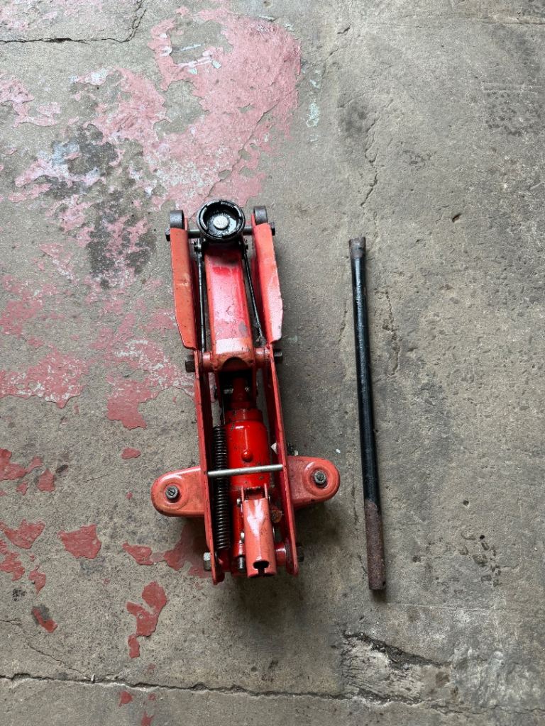 2 tonne trolley jack used condition comes with handle 