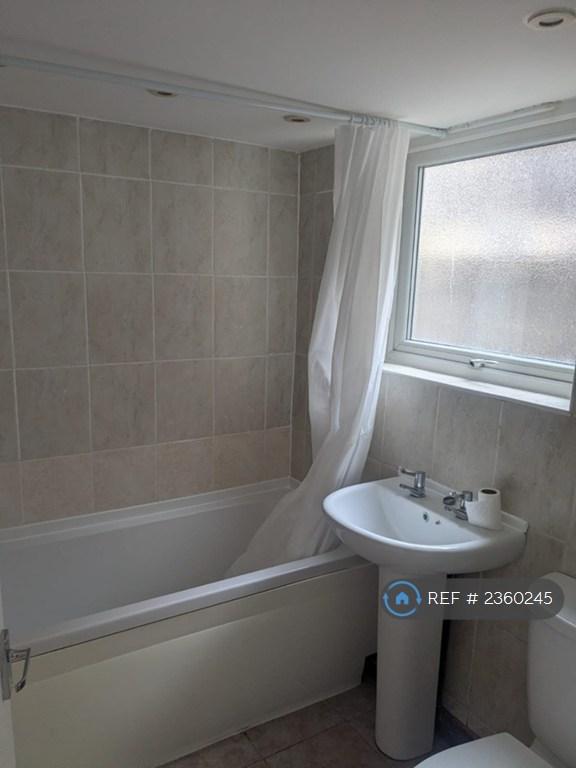 1 bedroom flat in Pier Road, Gillingham, ME7 (1 bed) (#2360245)