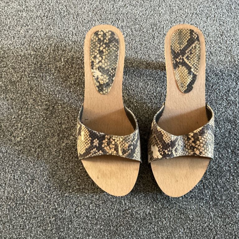 LADIES WOODEN KITTEN HEEL SANDALS