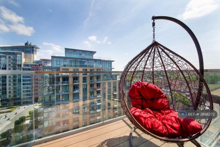 1 bedroom flat in Discovery House, London, SW18 (1 bed) (#2898272)