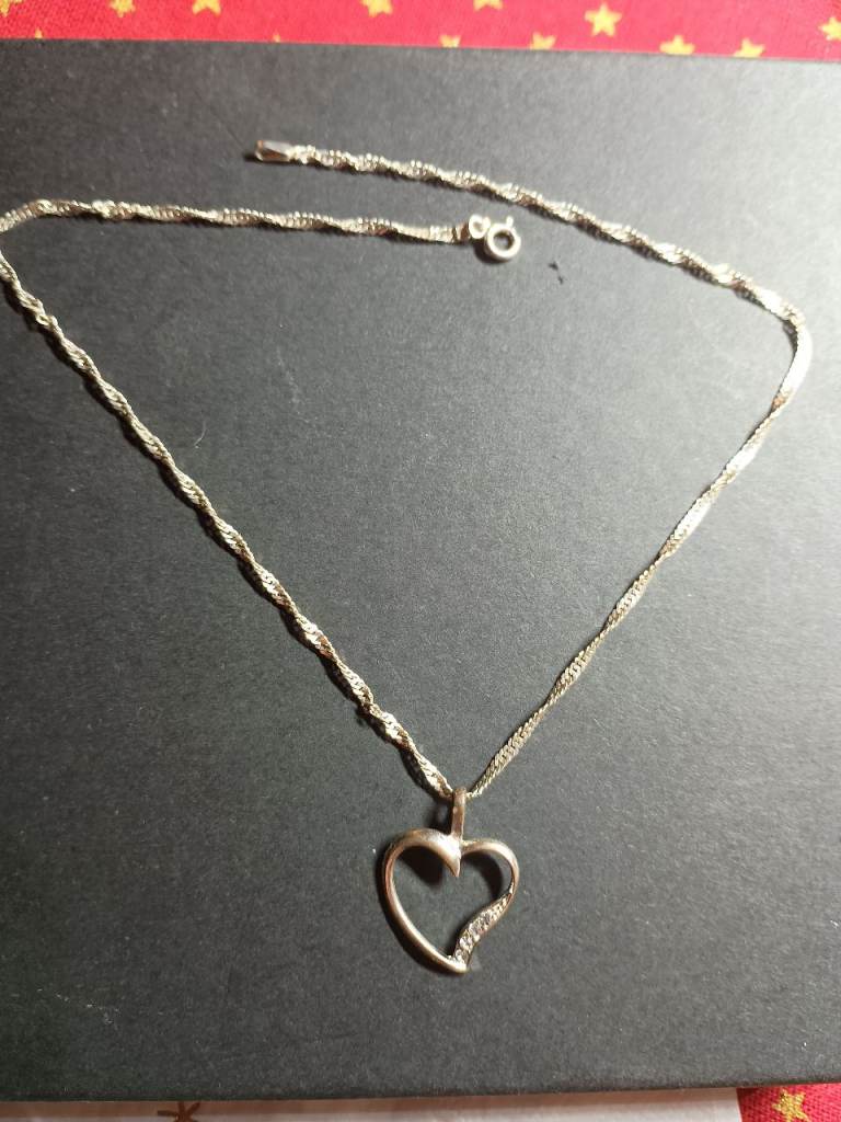 £20 sterling silver necklace with pendant 