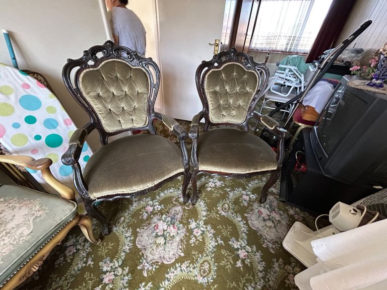 Victorian-style salon armchairs Green velvet upholstery pair 