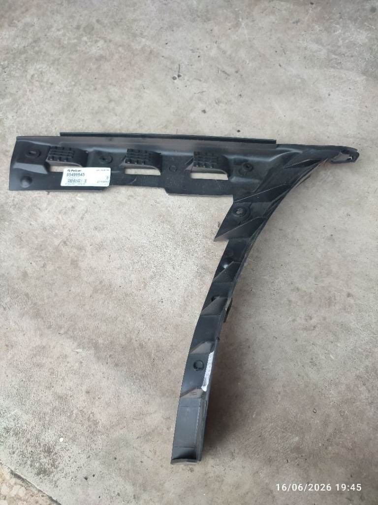 VW Passat 2000-2005 estate rear bumper holder right side