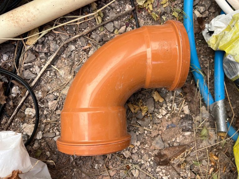 2x 90 degree soil pipe fittting